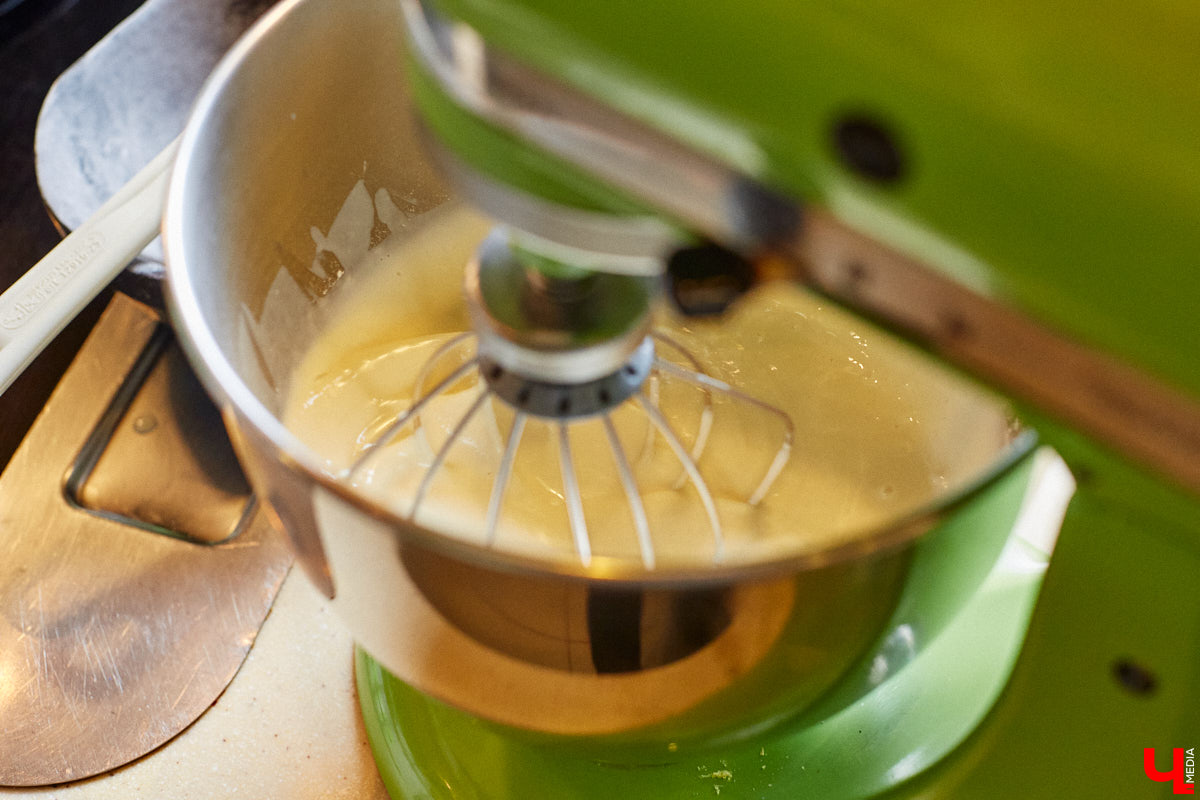 Ни одного, ни разу в жизни! Ольга Проноза – владимирский блогер, который входит в топ-10 самых популярных, в своем деле настоящий умелец, а вот кое в чем другом до недавних пор была чуточку профаном. Блины она в своей жизни ни разу не готовила, но наш кулинарный сенсей пришел ей на помощь. Вам, кстати, учения его тоже пригодятся, ведь рецепты мастера – нестандартные.