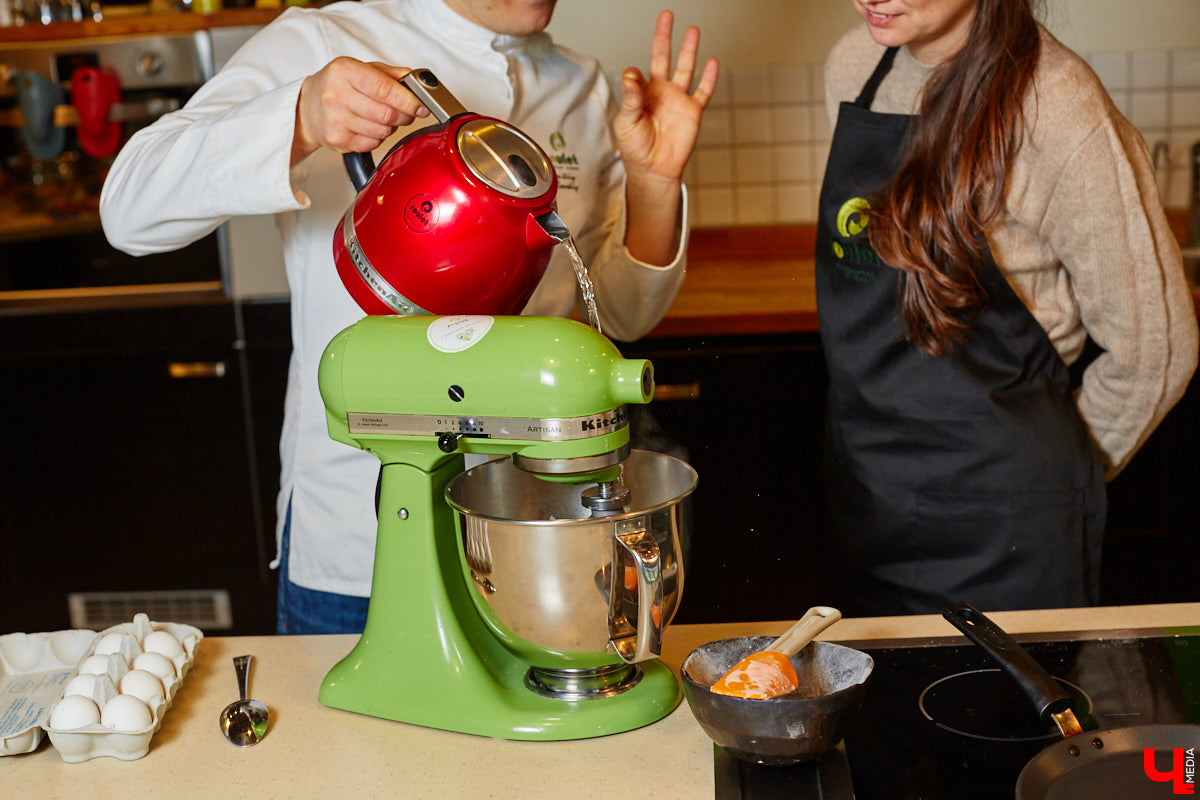 Ни одного, ни разу в жизни! Ольга Проноза – владимирский блогер, который входит в топ-10 самых популярных, в своем деле настоящий умелец, а вот кое в чем другом до недавних пор была чуточку профаном. Блины она в своей жизни ни разу не готовила, но наш кулинарный сенсей пришел ей на помощь. Вам, кстати, учения его тоже пригодятся, ведь рецепты мастера – нестандартные.