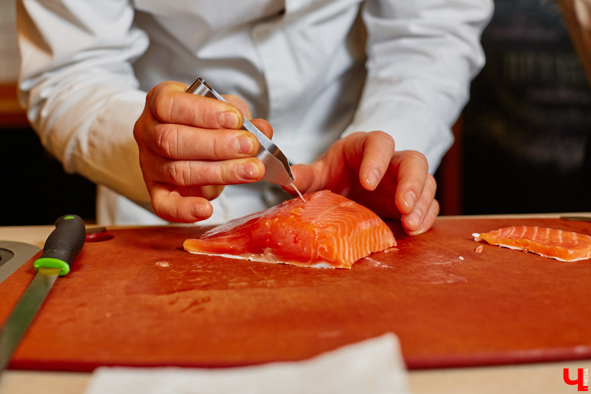 Ни одного, ни разу в жизни! Ольга Проноза – владимирский блогер, который входит в топ-10 самых популярных, в своем деле настоящий умелец, а вот кое в чем другом до недавних пор была чуточку профаном. Блины она в своей жизни ни разу не готовила, но наш кулинарный сенсей пришел ей на помощь. Вам, кстати, учения его тоже пригодятся, ведь рецепты мастера – нестандартные.