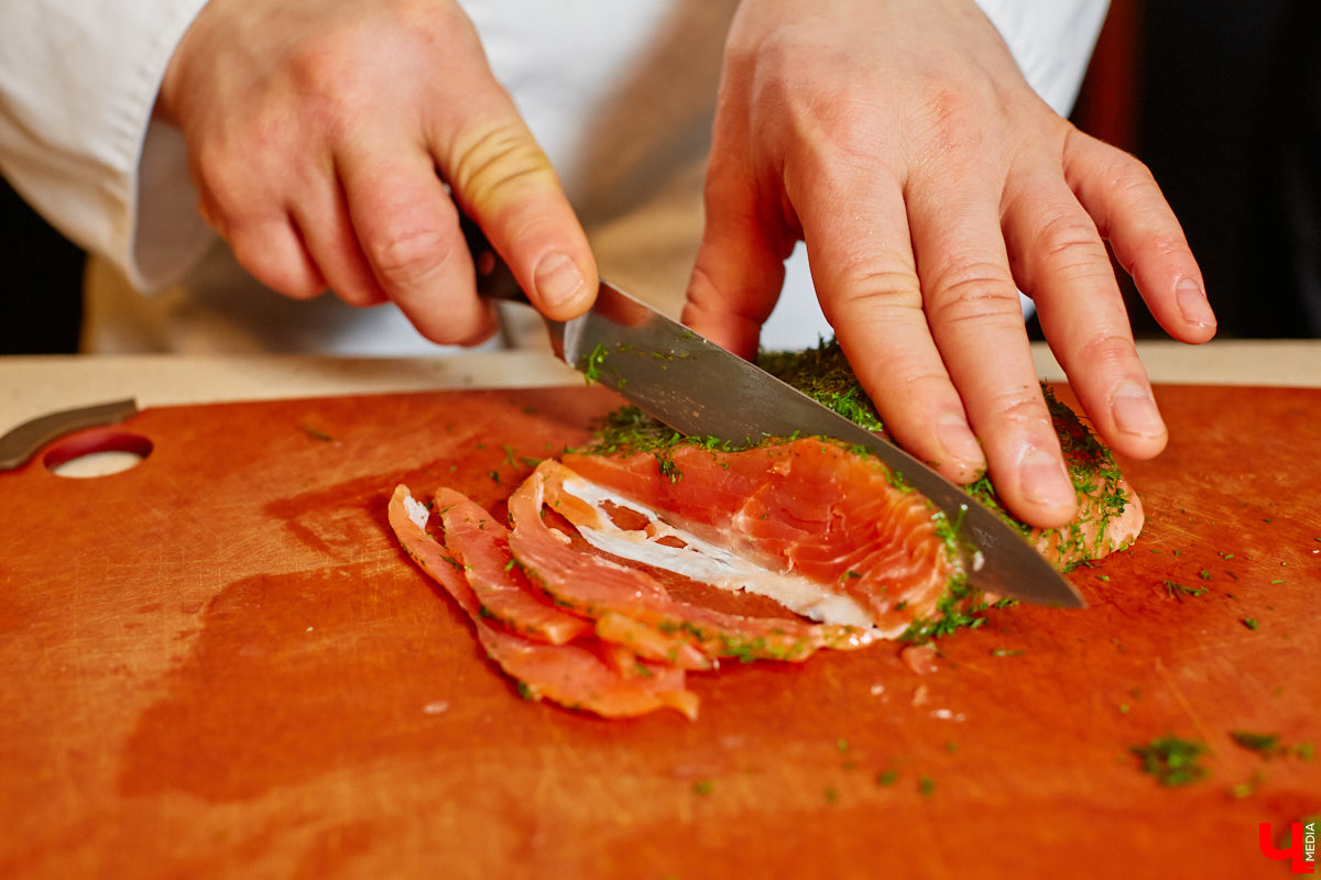 Ни одного, ни разу в жизни! Ольга Проноза – владимирский блогер, который входит в топ-10 самых популярных, в своем деле настоящий умелец, а вот кое в чем другом до недавних пор была чуточку профаном. Блины она в своей жизни ни разу не готовила, но наш кулинарный сенсей пришел ей на помощь. Вам, кстати, учения его тоже пригодятся, ведь рецепты мастера – нестандартные.