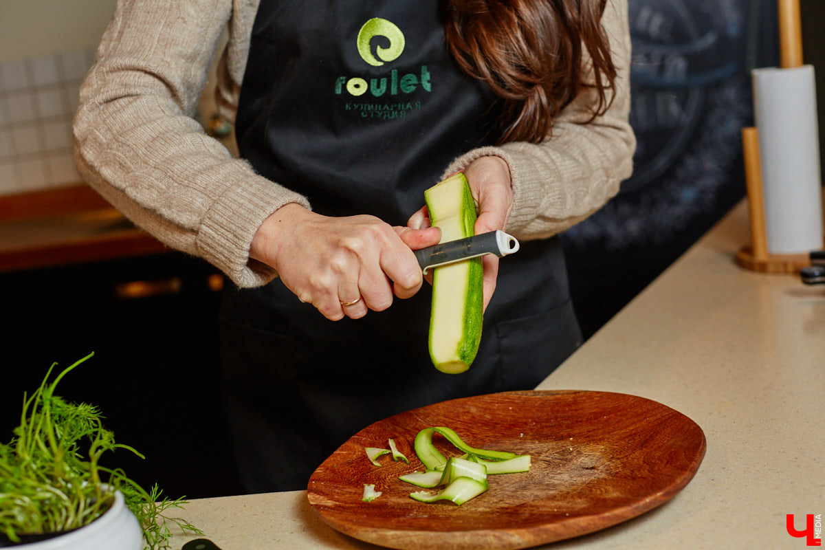 Ни одного, ни разу в жизни! Ольга Проноза – владимирский блогер, который входит в топ-10 самых популярных, в своем деле настоящий умелец, а вот кое в чем другом до недавних пор была чуточку профаном. Блины она в своей жизни ни разу не готовила, но наш кулинарный сенсей пришел ей на помощь. Вам, кстати, учения его тоже пригодятся, ведь рецепты мастера – нестандартные.