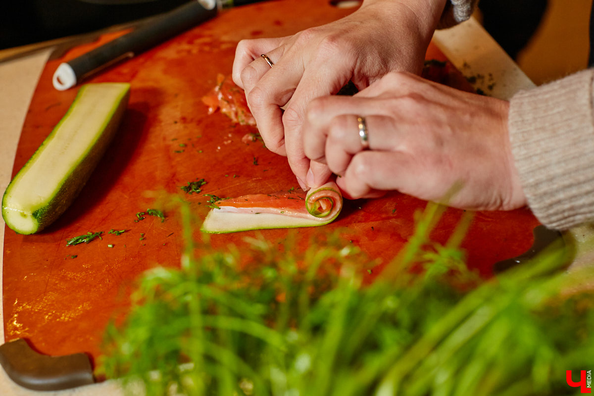 Ни одного, ни разу в жизни! Ольга Проноза – владимирский блогер, который входит в топ-10 самых популярных, в своем деле настоящий умелец, а вот кое в чем другом до недавних пор была чуточку профаном. Блины она в своей жизни ни разу не готовила, но наш кулинарный сенсей пришел ей на помощь. Вам, кстати, учения его тоже пригодятся, ведь рецепты мастера – нестандартные.