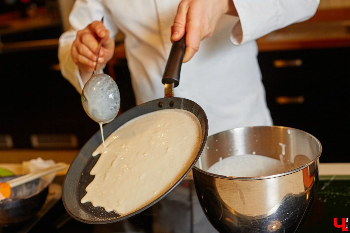 Ни одного, ни разу в жизни! Ольга Проноза – владимирский блогер, который входит в топ-10 самых популярных, в своем деле настоящий умелец, а вот кое в чем другом до недавних пор была чуточку профаном. Блины она в своей жизни ни разу не готовила, но наш кулинарный сенсей пришел ей на помощь. Вам, кстати, учения его тоже пригодятся, ведь рецепты мастера – нестандартные.