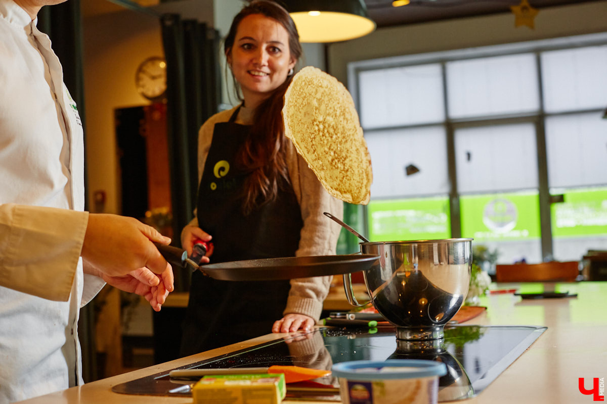 Ни одного, ни разу в жизни! Ольга Проноза – владимирский блогер, который входит в топ-10 самых популярных, в своем деле настоящий умелец, а вот кое в чем другом до недавних пор была чуточку профаном. Блины она в своей жизни ни разу не готовила, но наш кулинарный сенсей пришел ей на помощь. Вам, кстати, учения его тоже пригодятся, ведь рецепты мастера – нестандартные.