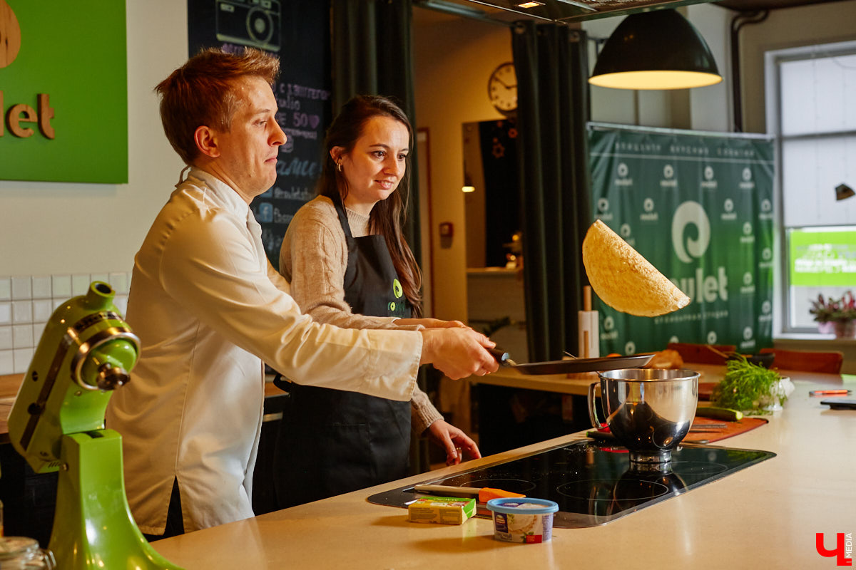 Ни одного, ни разу в жизни! Ольга Проноза – владимирский блогер, который входит в топ-10 самых популярных, в своем деле настоящий умелец, а вот кое в чем другом до недавних пор была чуточку профаном. Блины она в своей жизни ни разу не готовила, но наш кулинарный сенсей пришел ей на помощь. Вам, кстати, учения его тоже пригодятся, ведь рецепты мастера – нестандартные.