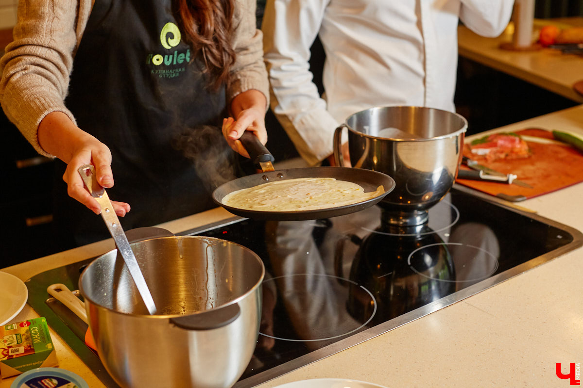 Ни одного, ни разу в жизни! Ольга Проноза – владимирский блогер, который входит в топ-10 самых популярных, в своем деле настоящий умелец, а вот кое в чем другом до недавних пор была чуточку профаном. Блины она в своей жизни ни разу не готовила, но наш кулинарный сенсей пришел ей на помощь. Вам, кстати, учения его тоже пригодятся, ведь рецепты мастера – нестандартные.