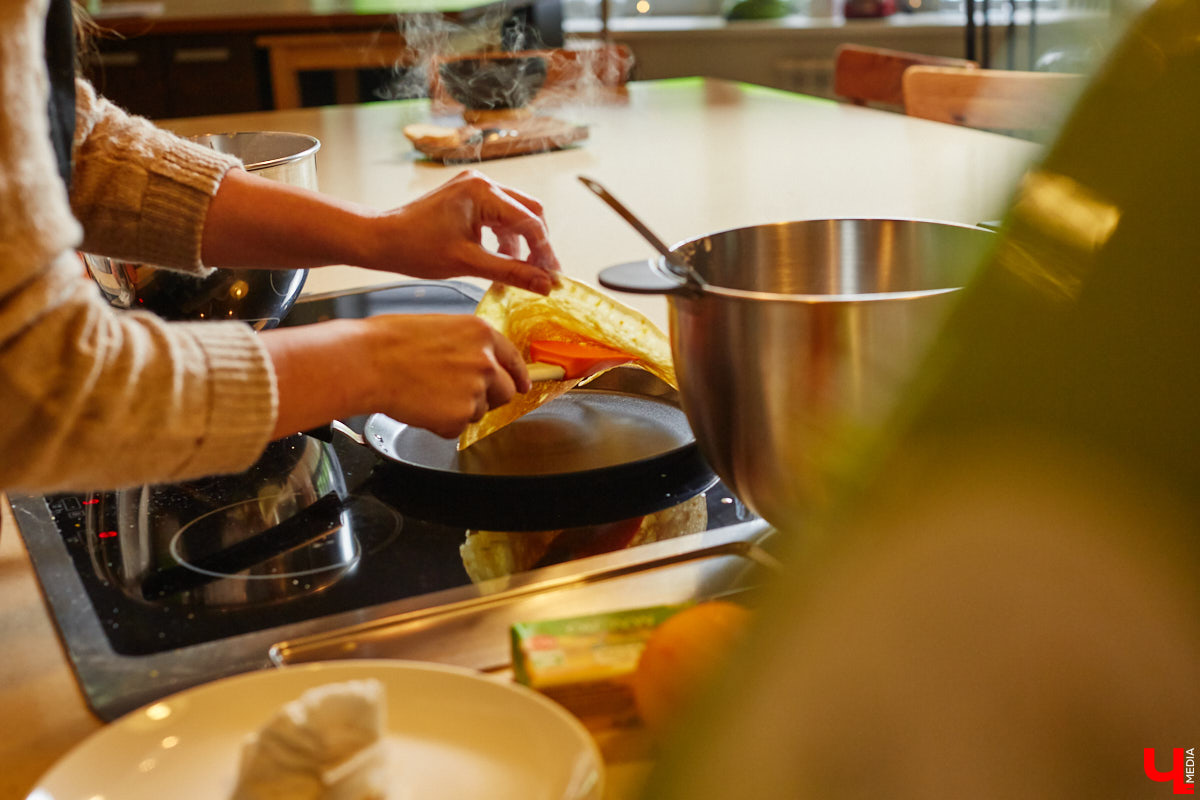 Ни одного, ни разу в жизни! Ольга Проноза – владимирский блогер, который входит в топ-10 самых популярных, в своем деле настоящий умелец, а вот кое в чем другом до недавних пор была чуточку профаном. Блины она в своей жизни ни разу не готовила, но наш кулинарный сенсей пришел ей на помощь. Вам, кстати, учения его тоже пригодятся, ведь рецепты мастера – нестандартные.