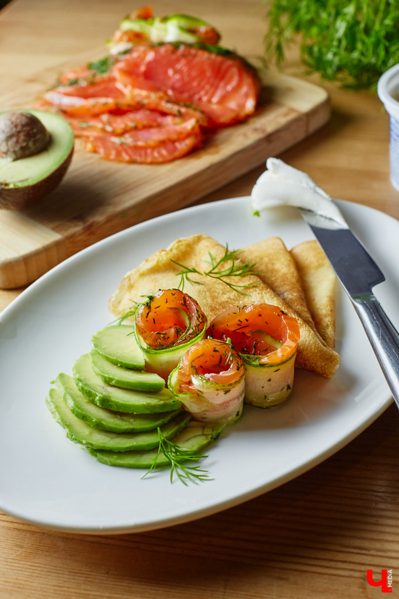 Ни одного, ни разу в жизни! Ольга Проноза – владимирский блогер, который входит в топ-10 самых популярных, в своем деле настоящий умелец, а вот кое в чем другом до недавних пор была чуточку профаном. Блины она в своей жизни ни разу не готовила, но наш кулинарный сенсей пришел ей на помощь. Вам, кстати, учения его тоже пригодятся, ведь рецепты мастера – нестандартные.