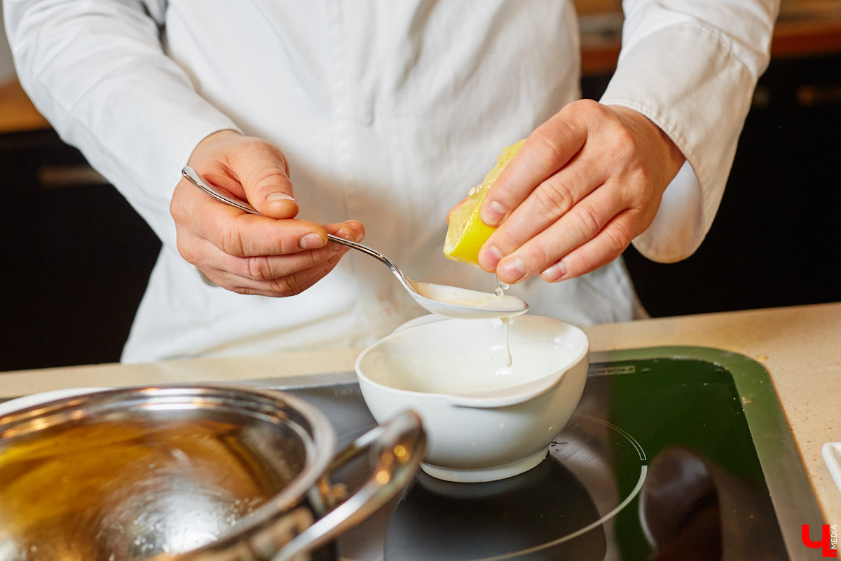 Ни одного, ни разу в жизни! Ольга Проноза – владимирский блогер, который входит в топ-10 самых популярных, в своем деле настоящий умелец, а вот кое в чем другом до недавних пор была чуточку профаном. Блины она в своей жизни ни разу не готовила, но наш кулинарный сенсей пришел ей на помощь. Вам, кстати, учения его тоже пригодятся, ведь рецепты мастера – нестандартные.