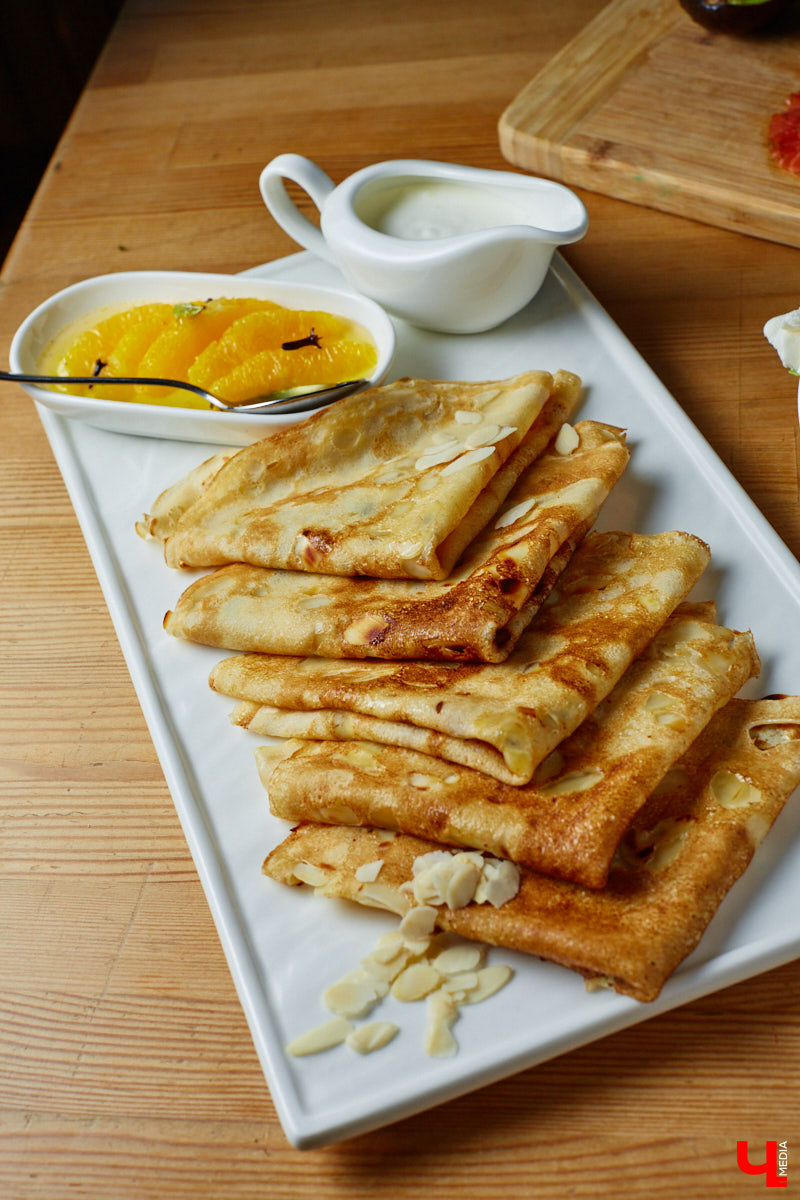 Ни одного, ни разу в жизни! Ольга Проноза – владимирский блогер, который входит в топ-10 самых популярных, в своем деле настоящий умелец, а вот кое в чем другом до недавних пор была чуточку профаном. Блины она в своей жизни ни разу не готовила, но наш кулинарный сенсей пришел ей на помощь. Вам, кстати, учения его тоже пригодятся, ведь рецепты мастера – нестандартные.