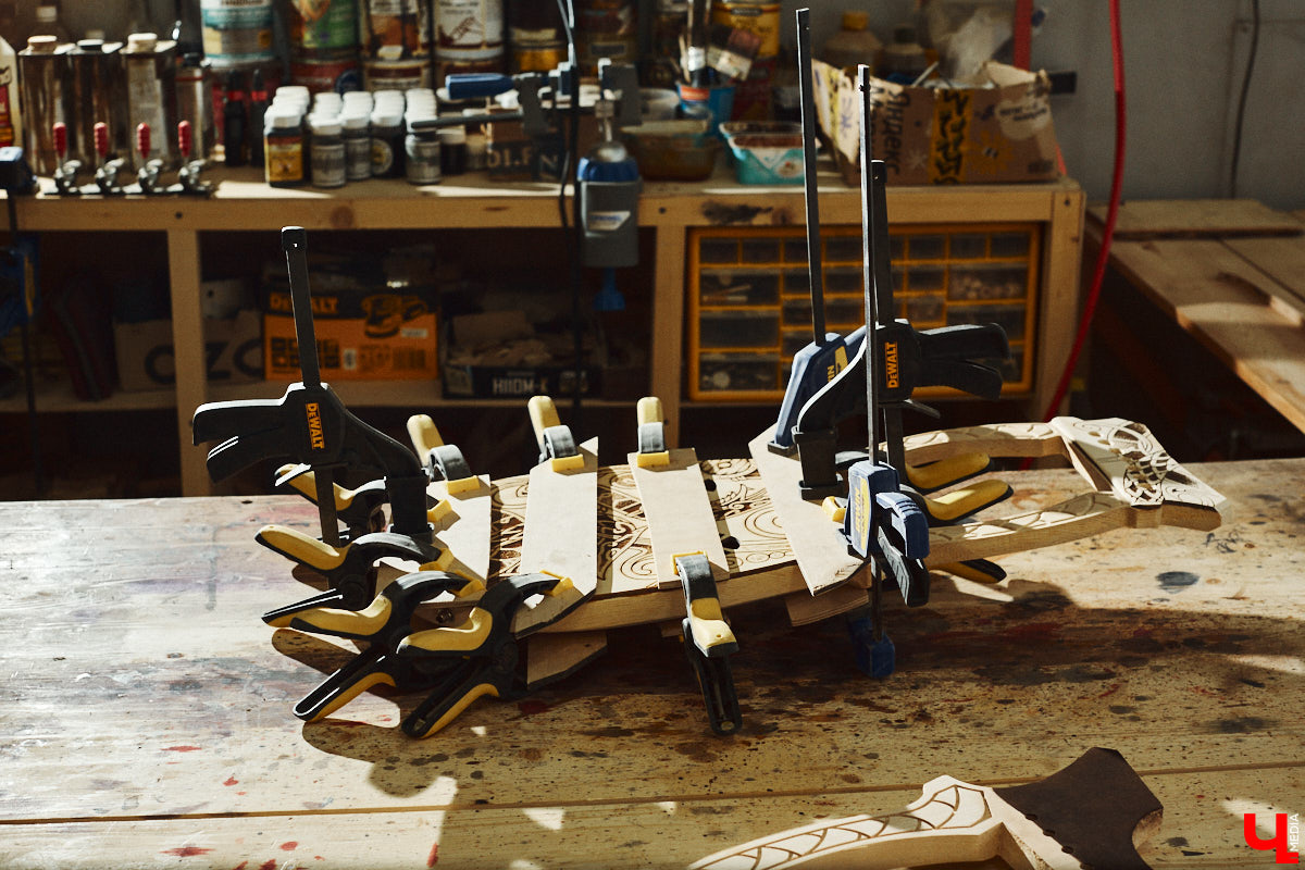 Юрий Пичуев почти все свое время проводит в мастерской и создает инструменты, которые разъезжаются по всему миру. А еще сочиняет музыку на гуслях и поет в синтвейв-бэнде «Wine and Rope». Обо всем по порядку в интервью с владимирским мастером, успешно (и случайно) реализовавшим свое необычное увлечение скандинавскими музыкальными инструментами.