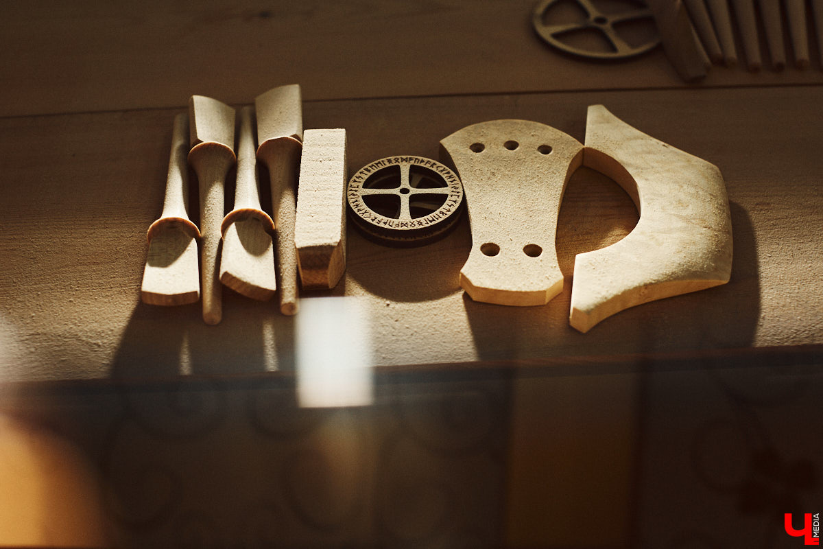 Юрий Пичуев почти все свое время проводит в мастерской и создает инструменты, которые разъезжаются по всему миру. А еще сочиняет музыку на гуслях и поет в синтвейв-бэнде «Wine and Rope». Обо всем по порядку в интервью с владимирским мастером, успешно (и случайно) реализовавшим свое необычное увлечение скандинавскими музыкальными инструментами.