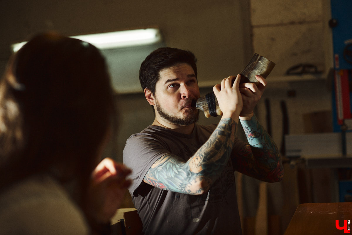 Юрий Пичуев почти все свое время проводит в мастерской и создает инструменты, которые разъезжаются по всему миру. А еще сочиняет музыку на гуслях и поет в синтвейв-бэнде «Wine and Rope». Обо всем по порядку в интервью с владимирским мастером, успешно (и случайно) реализовавшим свое необычное увлечение скандинавскими музыкальными инструментами.