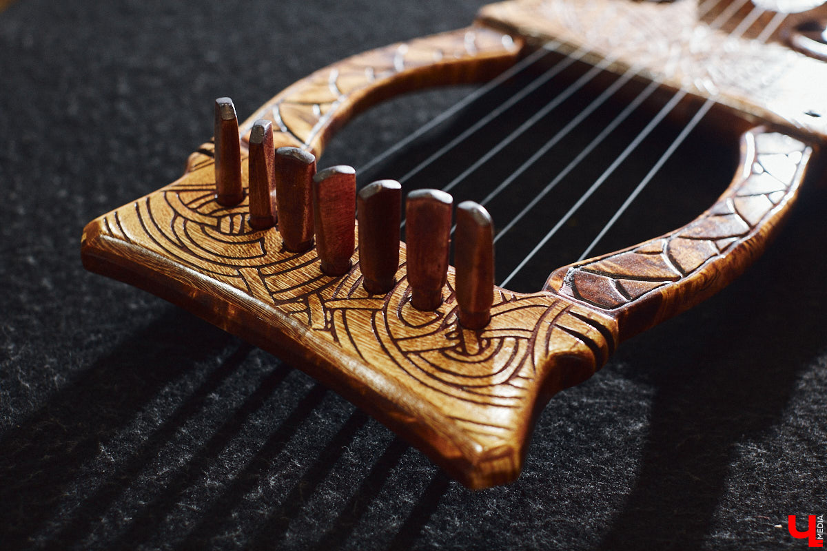 Юрий Пичуев почти все свое время проводит в мастерской и создает инструменты, которые разъезжаются по всему миру. А еще сочиняет музыку на гуслях и поет в синтвейв-бэнде «Wine and Rope». Обо всем по порядку в интервью с владимирским мастером, успешно (и случайно) реализовавшим свое необычное увлечение скандинавскими музыкальными инструментами.