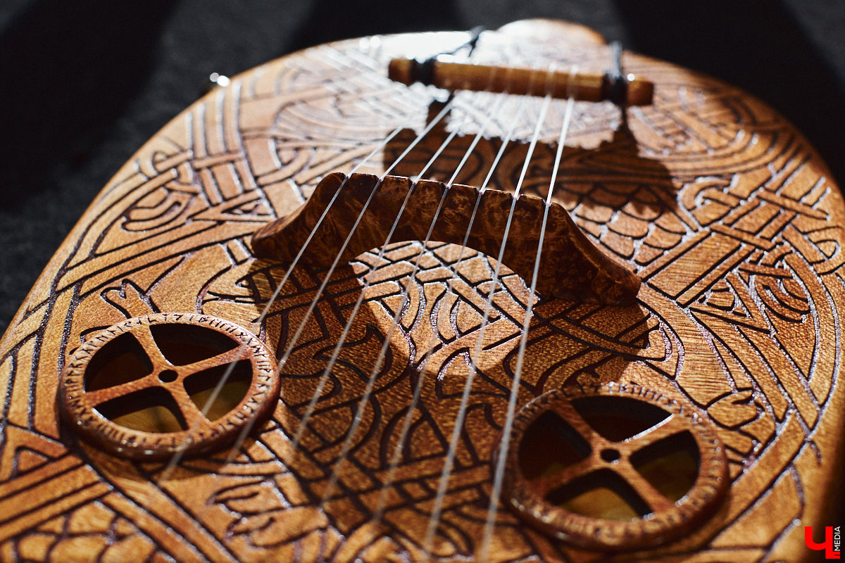 Юрий Пичуев почти все свое время проводит в мастерской и создает инструменты, которые разъезжаются по всему миру. А еще сочиняет музыку на гуслях и поет в синтвейв-бэнде «Wine and Rope». Обо всем по порядку в интервью с владимирским мастером, успешно (и случайно) реализовавшим свое необычное увлечение скандинавскими музыкальными инструментами.