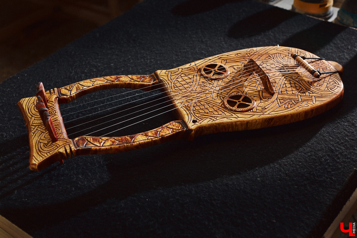 Юрий Пичуев почти все свое время проводит в мастерской и создает инструменты, которые разъезжаются по всему миру. А еще сочиняет музыку на гуслях и поет в синтвейв-бэнде «Wine and Rope». Обо всем по порядку в интервью с владимирским мастером, успешно (и случайно) реализовавшим свое необычное увлечение скандинавскими музыкальными инструментами.