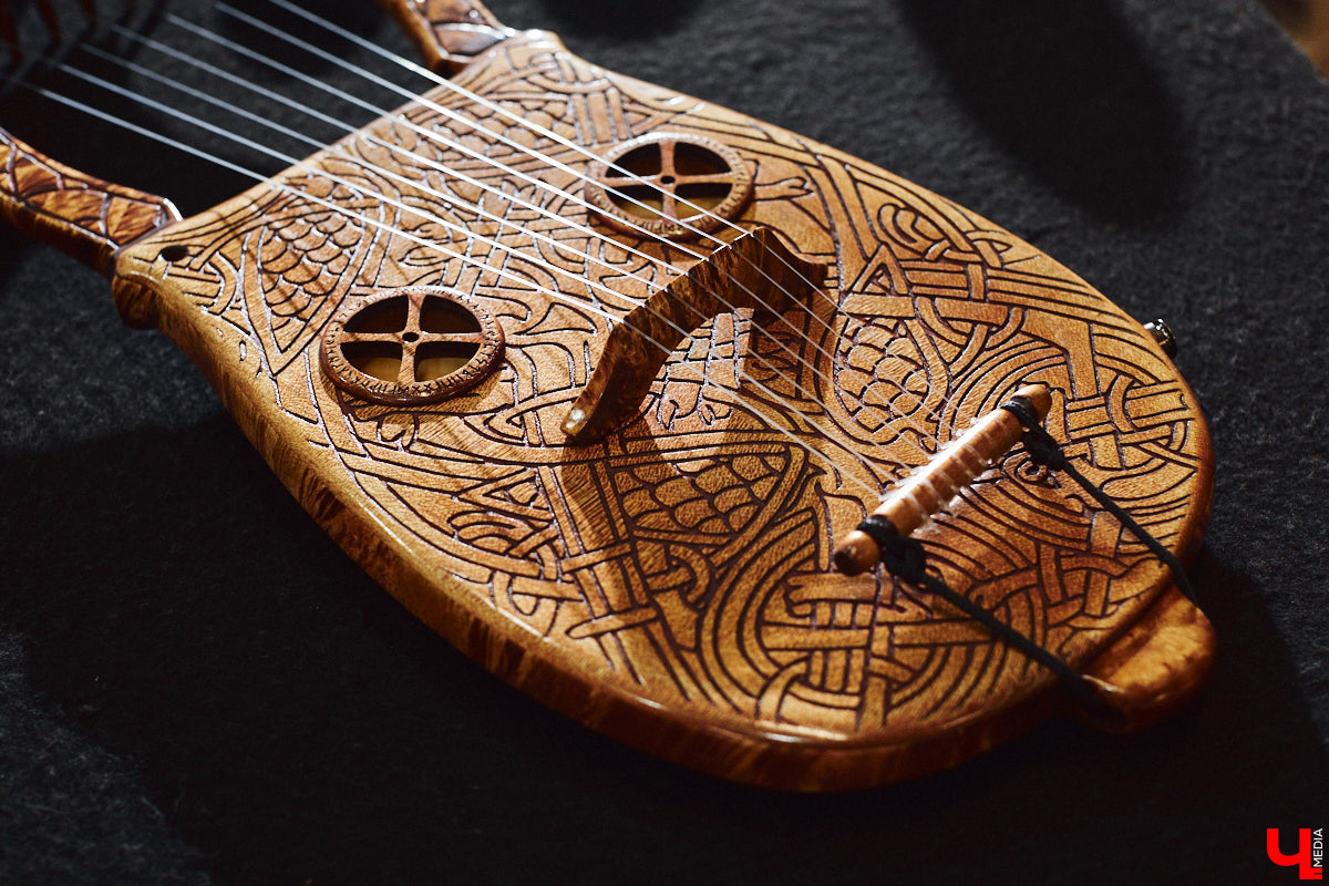 Юрий Пичуев почти все свое время проводит в мастерской и создает инструменты, которые разъезжаются по всему миру. А еще сочиняет музыку на гуслях и поет в синтвейв-бэнде «Wine and Rope». Обо всем по порядку в интервью с владимирским мастером, успешно (и случайно) реализовавшим свое необычное увлечение скандинавскими музыкальными инструментами.