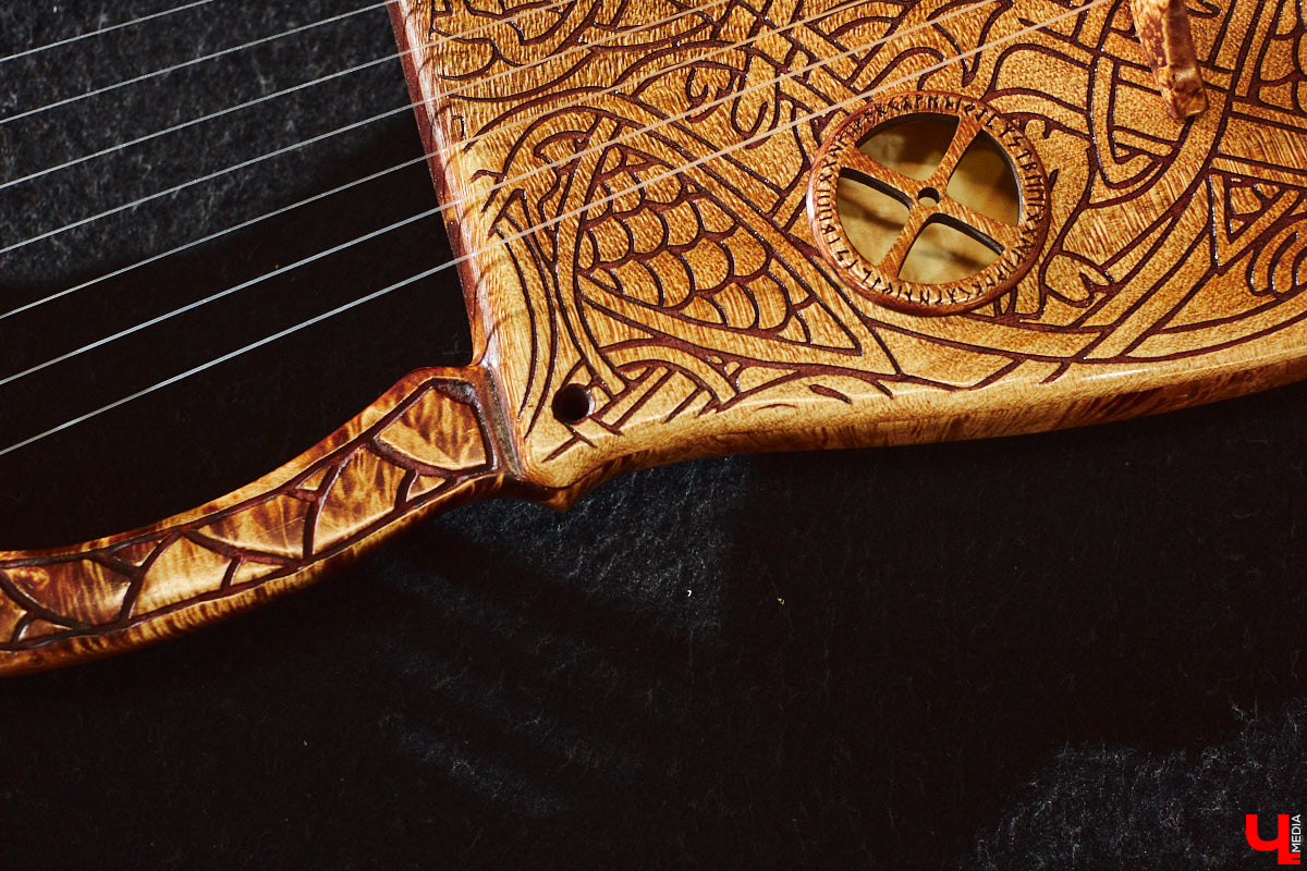 Юрий Пичуев почти все свое время проводит в мастерской и создает инструменты, которые разъезжаются по всему миру. А еще сочиняет музыку на гуслях и поет в синтвейв-бэнде «Wine and Rope». Обо всем по порядку в интервью с владимирским мастером, успешно (и случайно) реализовавшим свое необычное увлечение скандинавскими музыкальными инструментами.