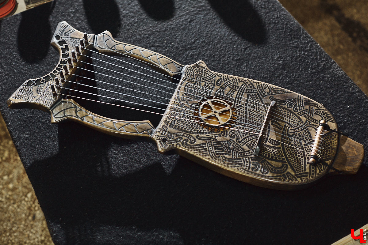 Юрий Пичуев почти все свое время проводит в мастерской и создает инструменты, которые разъезжаются по всему миру. А еще сочиняет музыку на гуслях и поет в синтвейв-бэнде «Wine and Rope». Обо всем по порядку в интервью с владимирским мастером, успешно (и случайно) реализовавшим свое необычное увлечение скандинавскими музыкальными инструментами.