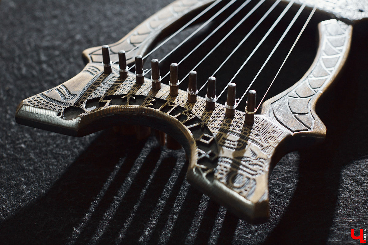 Юрий Пичуев почти все свое время проводит в мастерской и создает инструменты, которые разъезжаются по всему миру. А еще сочиняет музыку на гуслях и поет в синтвейв-бэнде «Wine and Rope». Обо всем по порядку в интервью с владимирским мастером, успешно (и случайно) реализовавшим свое необычное увлечение скандинавскими музыкальными инструментами.