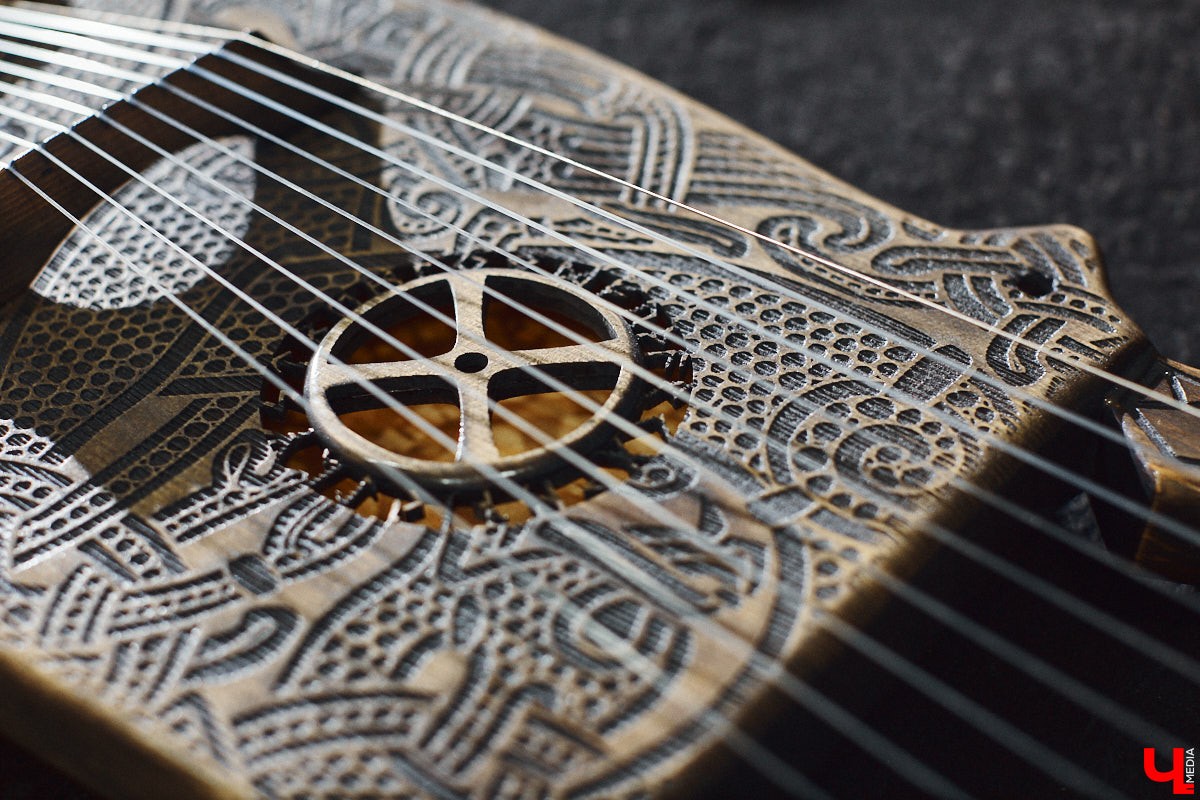 Юрий Пичуев почти все свое время проводит в мастерской и создает инструменты, которые разъезжаются по всему миру. А еще сочиняет музыку на гуслях и поет в синтвейв-бэнде «Wine and Rope». Обо всем по порядку в интервью с владимирским мастером, успешно (и случайно) реализовавшим свое необычное увлечение скандинавскими музыкальными инструментами.