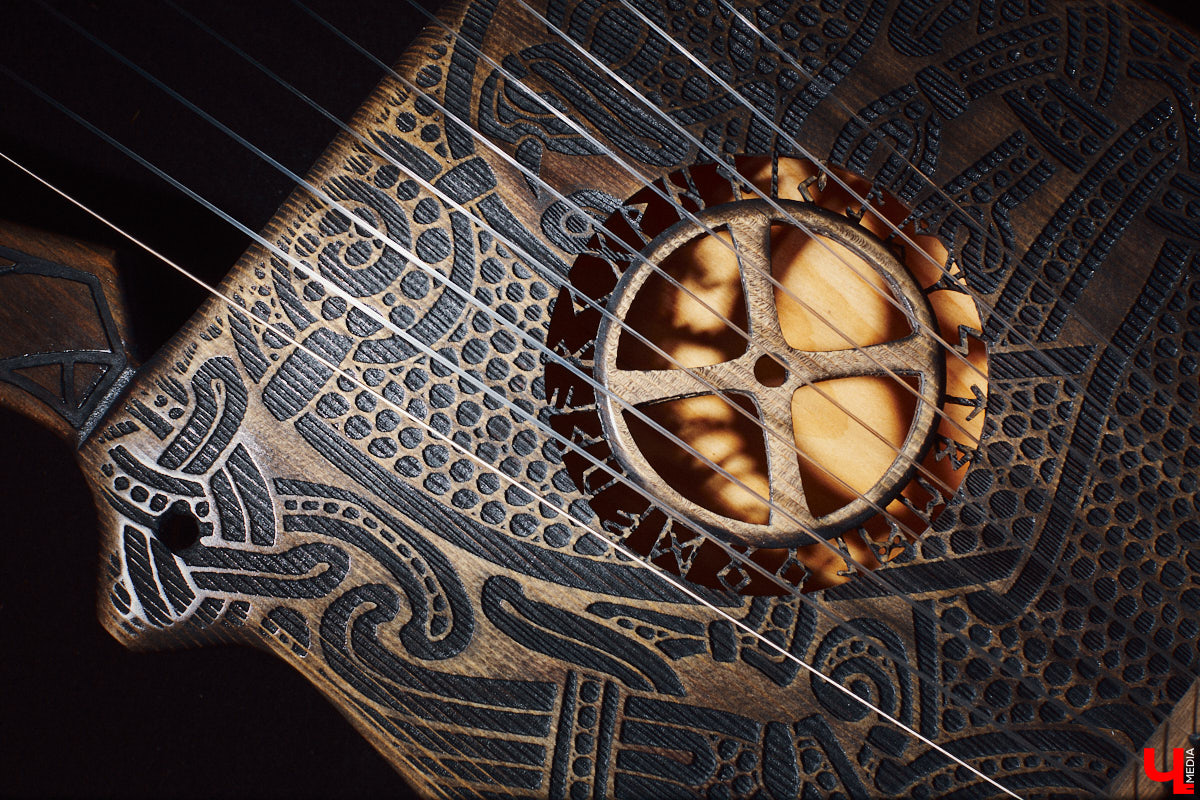 Юрий Пичуев почти все свое время проводит в мастерской и создает инструменты, которые разъезжаются по всему миру. А еще сочиняет музыку на гуслях и поет в синтвейв-бэнде «Wine and Rope». Обо всем по порядку в интервью с владимирским мастером, успешно (и случайно) реализовавшим свое необычное увлечение скандинавскими музыкальными инструментами.