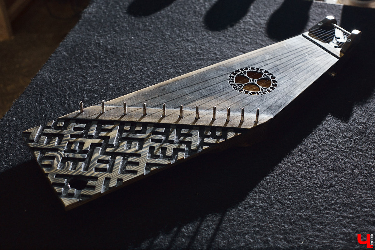 Юрий Пичуев почти все свое время проводит в мастерской и создает инструменты, которые разъезжаются по всему миру. А еще сочиняет музыку на гуслях и поет в синтвейв-бэнде «Wine and Rope». Обо всем по порядку в интервью с владимирским мастером, успешно (и случайно) реализовавшим свое необычное увлечение скандинавскими музыкальными инструментами.