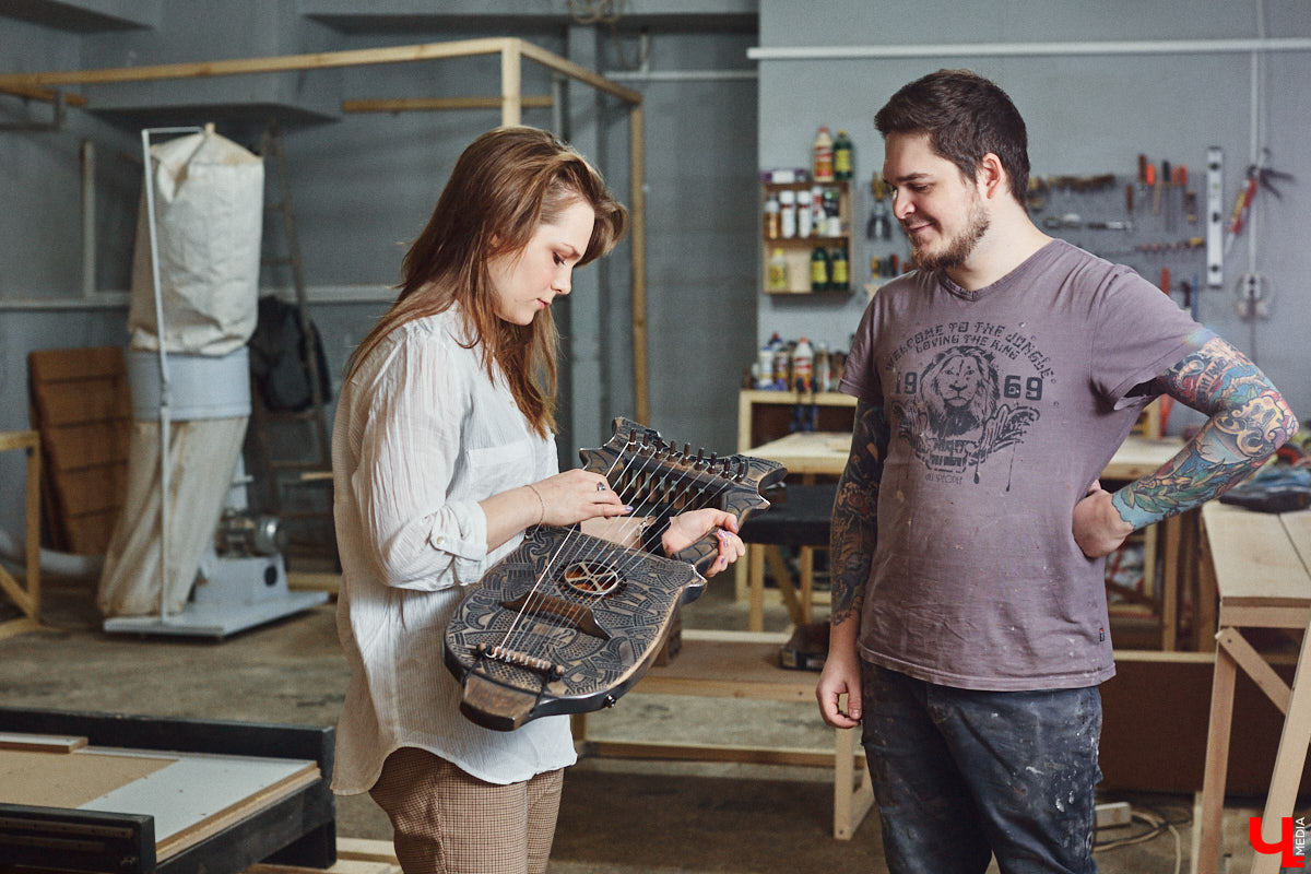 Юрий Пичуев почти все свое время проводит в мастерской и создает инструменты, которые разъезжаются по всему миру. А еще сочиняет музыку на гуслях и поет в синтвейв-бэнде «Wine and Rope». Обо всем по порядку в интервью с владимирским мастером, успешно (и случайно) реализовавшим свое необычное увлечение скандинавскими музыкальными инструментами.