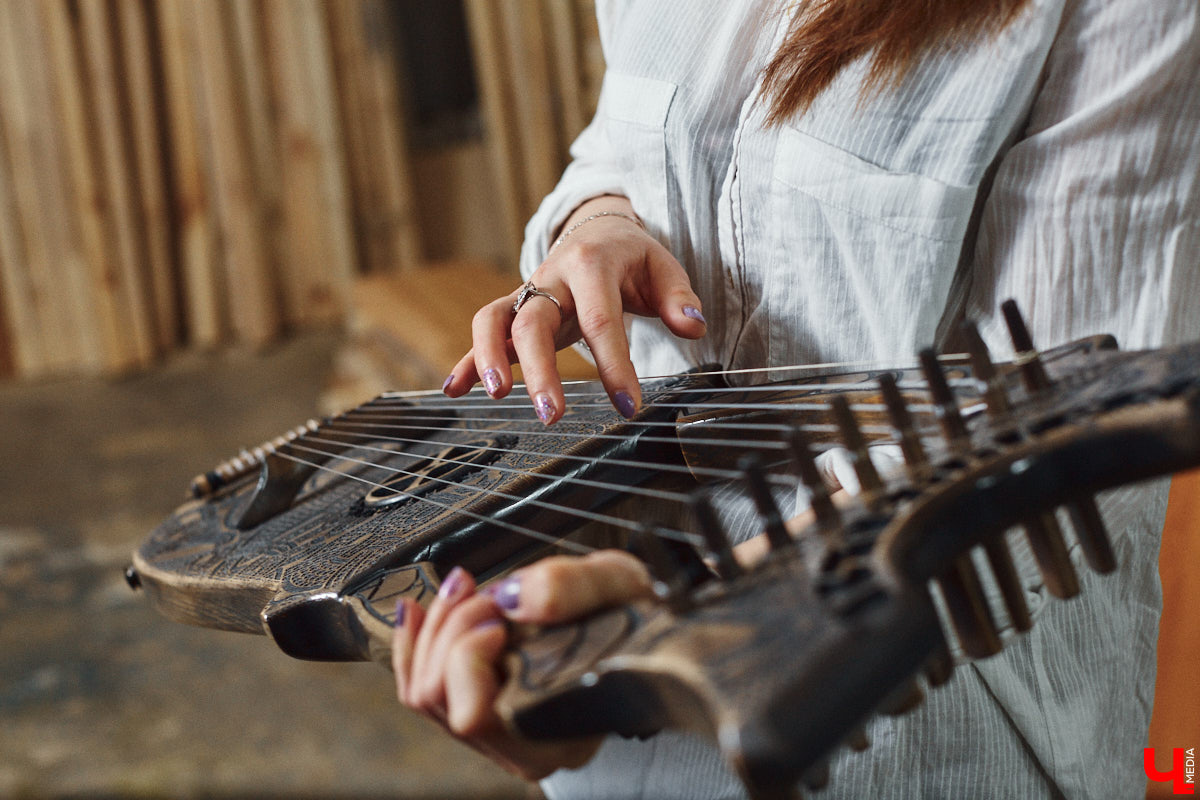 Юрий Пичуев почти все свое время проводит в мастерской и создает инструменты, которые разъезжаются по всему миру. А еще сочиняет музыку на гуслях и поет в синтвейв-бэнде «Wine and Rope». Обо всем по порядку в интервью с владимирским мастером, успешно (и случайно) реализовавшим свое необычное увлечение скандинавскими музыкальными инструментами.