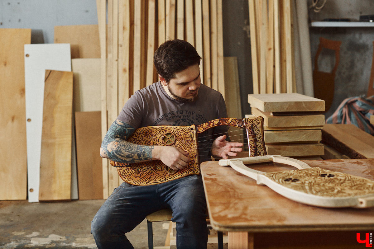 Юрий Пичуев почти все свое время проводит в мастерской и создает инструменты, которые разъезжаются по всему миру. А еще сочиняет музыку на гуслях и поет в синтвейв-бэнде «Wine and Rope». Обо всем по порядку в интервью с владимирским мастером, успешно (и случайно) реализовавшим свое необычное увлечение скандинавскими музыкальными инструментами.