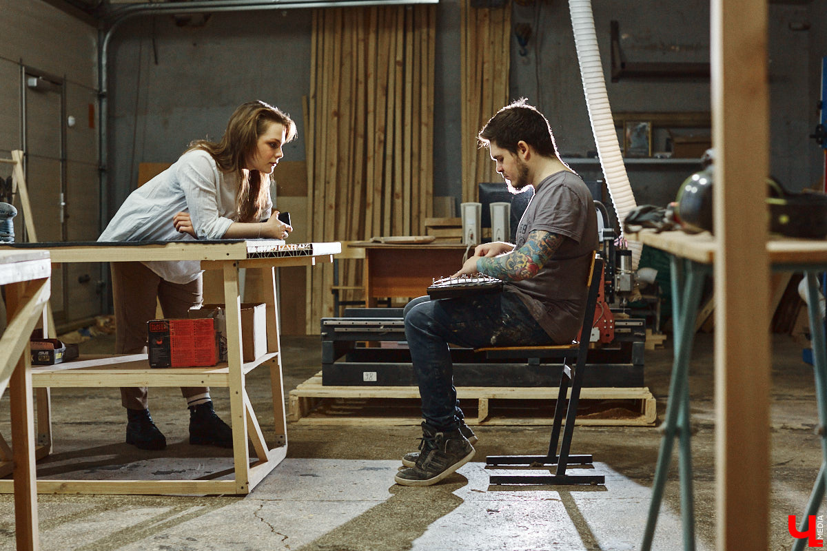 Юрий Пичуев почти все свое время проводит в мастерской и создает инструменты, которые разъезжаются по всему миру. А еще сочиняет музыку на гуслях и поет в синтвейв-бэнде «Wine and Rope». Обо всем по порядку в интервью с владимирским мастером, успешно (и случайно) реализовавшим свое необычное увлечение скандинавскими музыкальными инструментами.