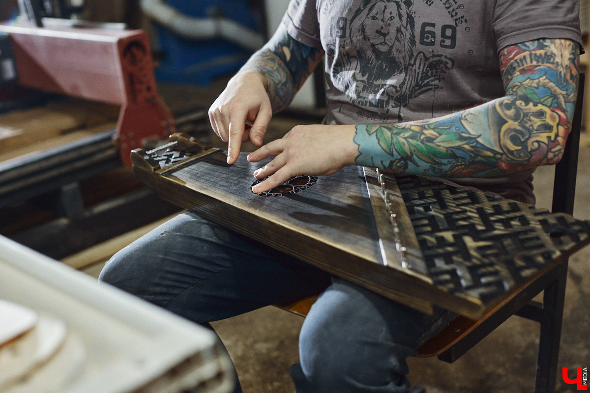 Юрий Пичуев почти все свое время проводит в мастерской и создает инструменты, которые разъезжаются по всему миру. А еще сочиняет музыку на гуслях и поет в синтвейв-бэнде «Wine and Rope». Обо всем по порядку в интервью с владимирским мастером, успешно (и случайно) реализовавшим свое необычное увлечение скандинавскими музыкальными инструментами.