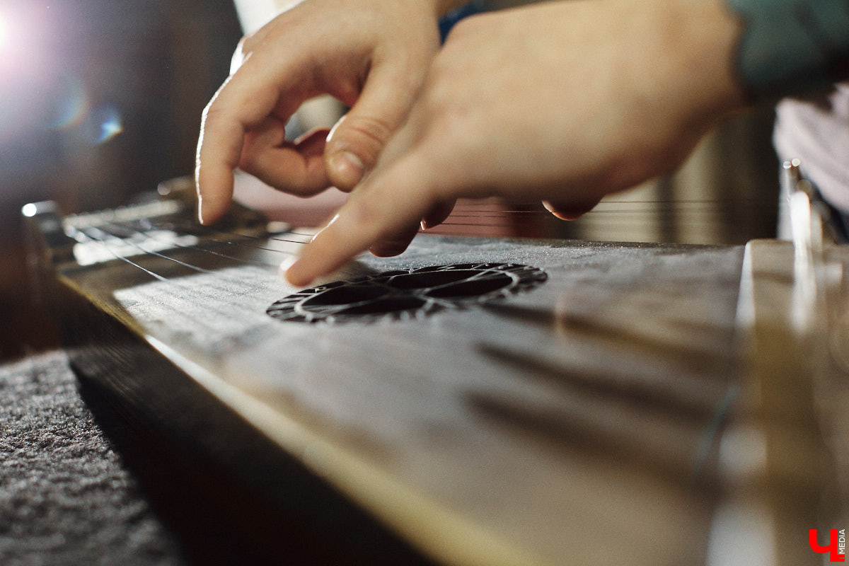 Юрий Пичуев почти все свое время проводит в мастерской и создает инструменты, которые разъезжаются по всему миру. А еще сочиняет музыку на гуслях и поет в синтвейв-бэнде «Wine and Rope». Обо всем по порядку в интервью с владимирским мастером, успешно (и случайно) реализовавшим свое необычное увлечение скандинавскими музыкальными инструментами.