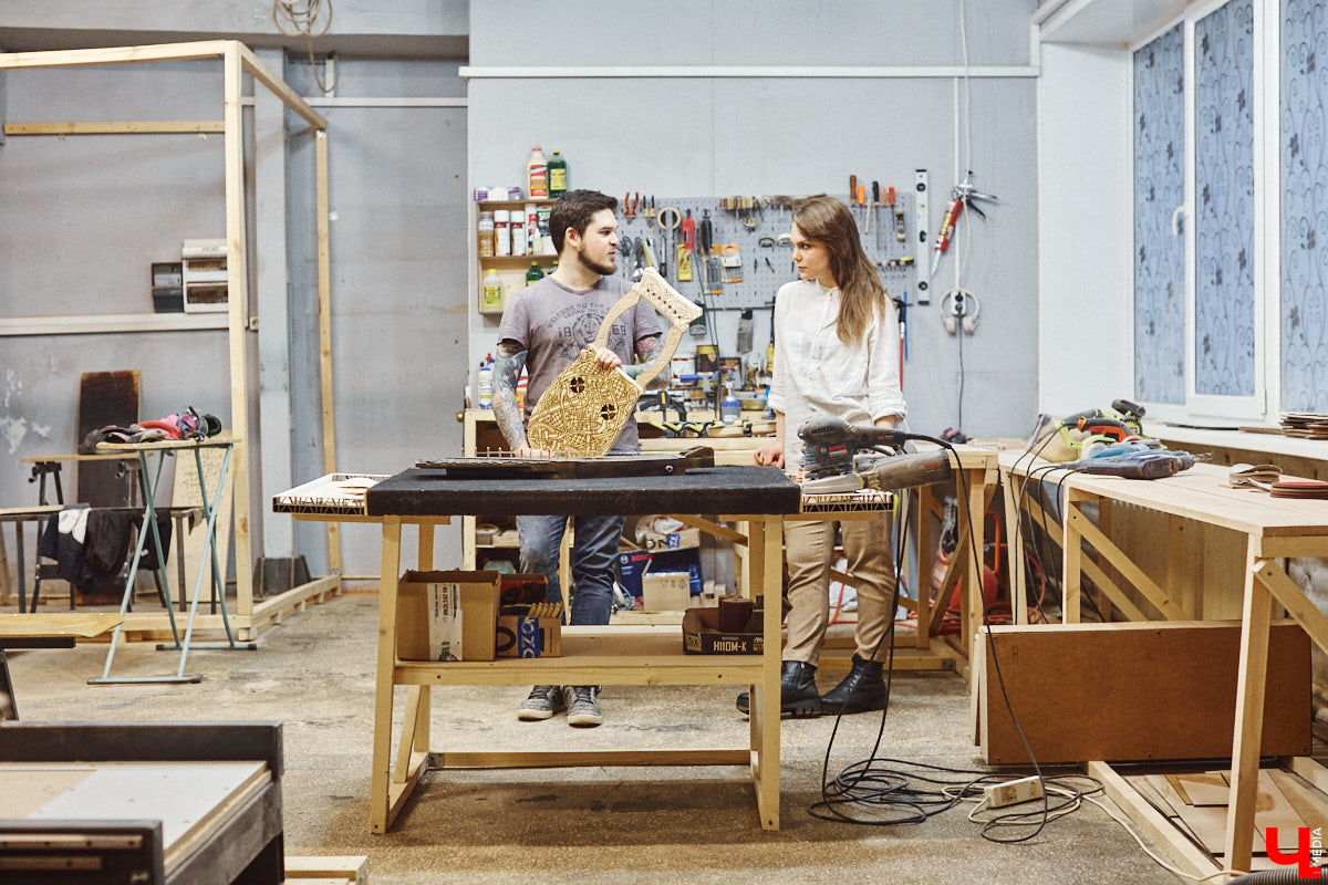 Юрий Пичуев почти все свое время проводит в мастерской и создает инструменты, которые разъезжаются по всему миру. А еще сочиняет музыку на гуслях и поет в синтвейв-бэнде «Wine and Rope». Обо всем по порядку в интервью с владимирским мастером, успешно (и случайно) реализовавшим свое необычное увлечение скандинавскими музыкальными инструментами.