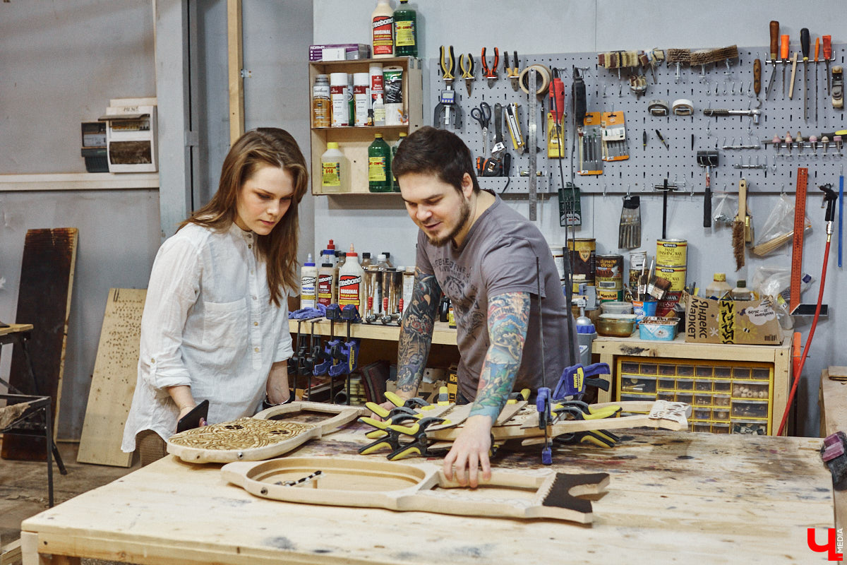 Юрий Пичуев почти все свое время проводит в мастерской и создает инструменты, которые разъезжаются по всему миру. А еще сочиняет музыку на гуслях и поет в синтвейв-бэнде «Wine and Rope». Обо всем по порядку в интервью с владимирским мастером, успешно (и случайно) реализовавшим свое необычное увлечение скандинавскими музыкальными инструментами.