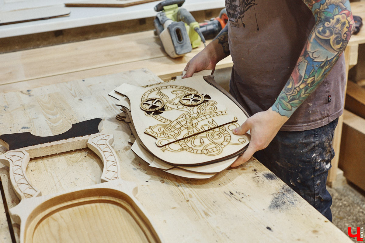 Юрий Пичуев почти все свое время проводит в мастерской и создает инструменты, которые разъезжаются по всему миру. А еще сочиняет музыку на гуслях и поет в синтвейв-бэнде «Wine and Rope». Обо всем по порядку в интервью с владимирским мастером, успешно (и случайно) реализовавшим свое необычное увлечение скандинавскими музыкальными инструментами.