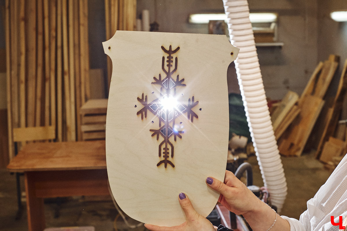 Юрий Пичуев почти все свое время проводит в мастерской и создает инструменты, которые разъезжаются по всему миру. А еще сочиняет музыку на гуслях и поет в синтвейв-бэнде «Wine and Rope». Обо всем по порядку в интервью с владимирским мастером, успешно (и случайно) реализовавшим свое необычное увлечение скандинавскими музыкальными инструментами.