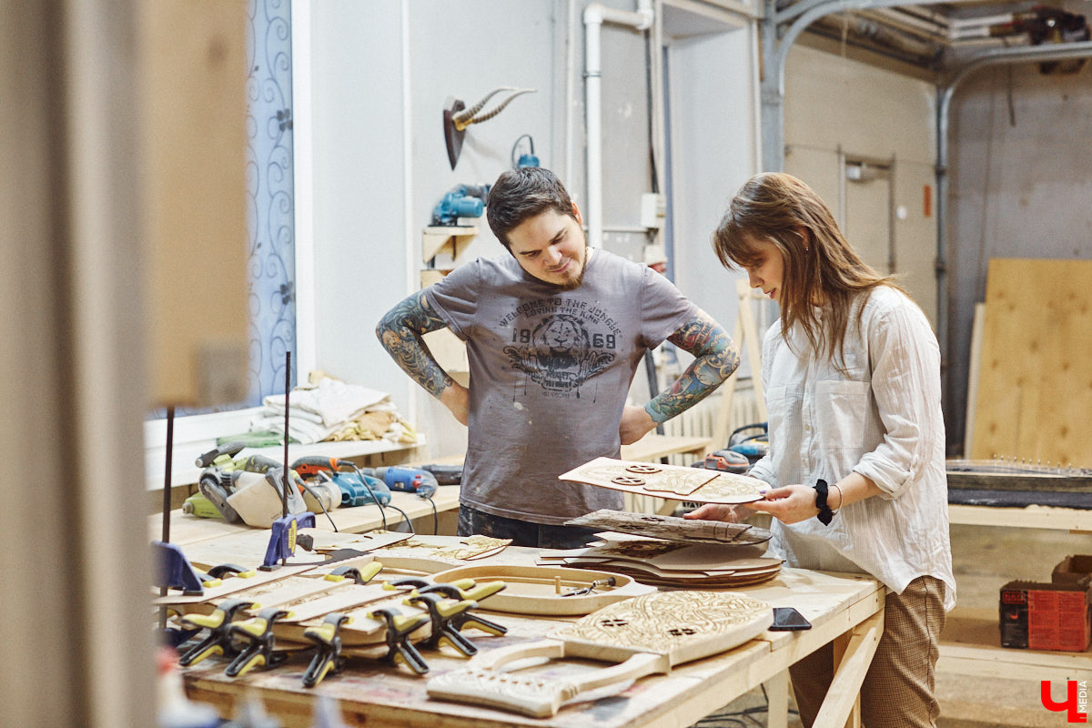 Юрий Пичуев почти все свое время проводит в мастерской и создает инструменты, которые разъезжаются по всему миру. А еще сочиняет музыку на гуслях и поет в синтвейв-бэнде «Wine and Rope». Обо всем по порядку в интервью с владимирским мастером, успешно (и случайно) реализовавшим свое необычное увлечение скандинавскими музыкальными инструментами.
