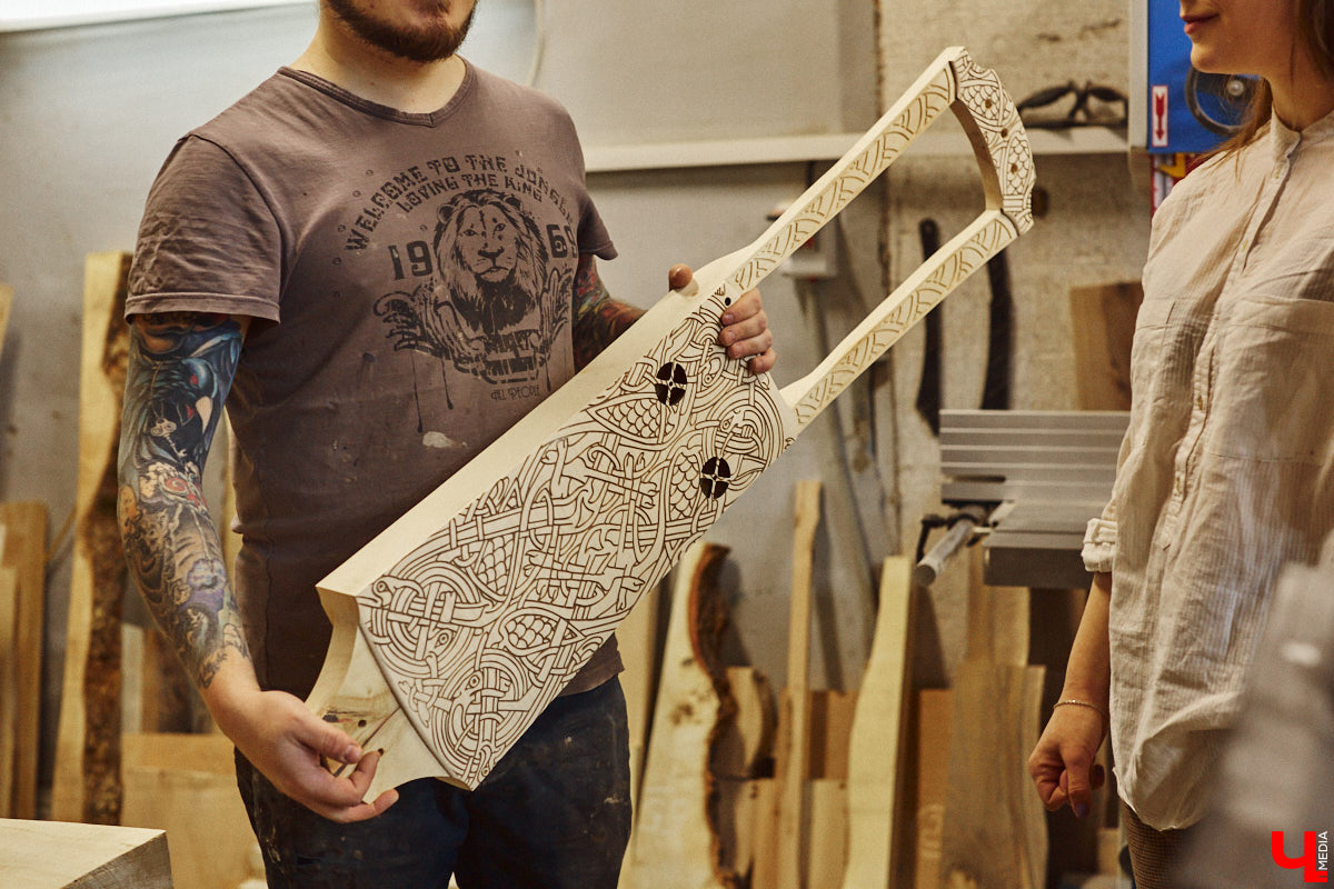 Юрий Пичуев почти все свое время проводит в мастерской и создает инструменты, которые разъезжаются по всему миру. А еще сочиняет музыку на гуслях и поет в синтвейв-бэнде «Wine and Rope». Обо всем по порядку в интервью с владимирским мастером, успешно (и случайно) реализовавшим свое необычное увлечение скандинавскими музыкальными инструментами.