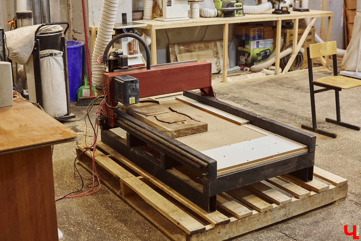 Юрий Пичуев почти все свое время проводит в мастерской и создает инструменты, которые разъезжаются по всему миру. А еще сочиняет музыку на гуслях и поет в синтвейв-бэнде «Wine and Rope». Обо всем по порядку в интервью с владимирским мастером, успешно (и случайно) реализовавшим свое необычное увлечение скандинавскими музыкальными инструментами.