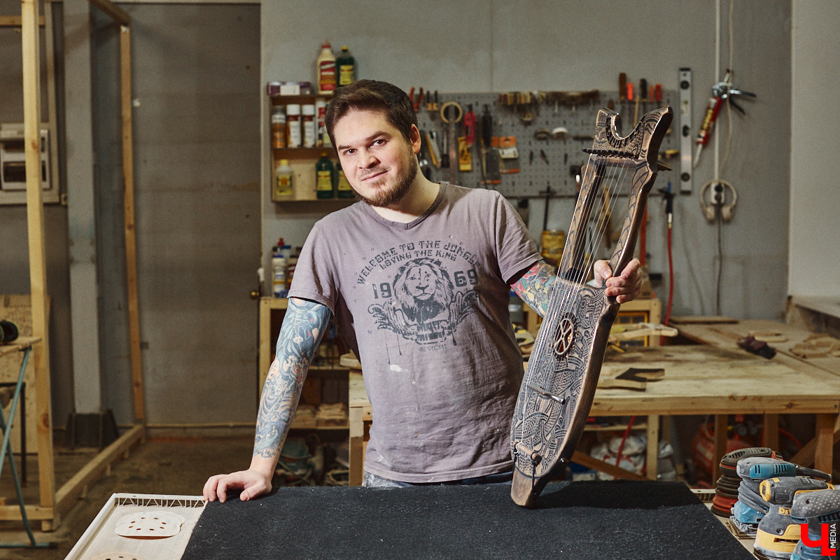 Юрий Пичуев почти все свое время проводит в мастерской и создает инструменты, которые разъезжаются по всему миру. А еще сочиняет музыку на гуслях и поет в синтвейв-бэнде «Wine and Rope». Обо всем по порядку в интервью с владимирским мастером, успешно (и случайно) реализовавшим свое необычное увлечение скандинавскими музыкальными инструментами.