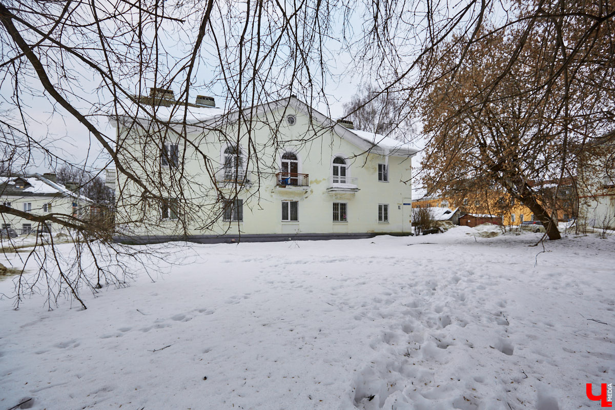 «А вот этот дом, если не ошибаюсь, строили пленные немцы в военное время!» — говорят жительницы Северной, показывая на краснокирпичные здания оригинальной архитектуры, расположенные на пересечении этой улицы и Усти-на-Лабе. Но, увы, они не правы. Дома № 29 и 32, согласно документам, построены в 1934-1935 годах. А немецкие военнопленные находились в нашем городе с 1943-й по 1950 год. Так что же они на самом деле построили? Давайте разбираться!