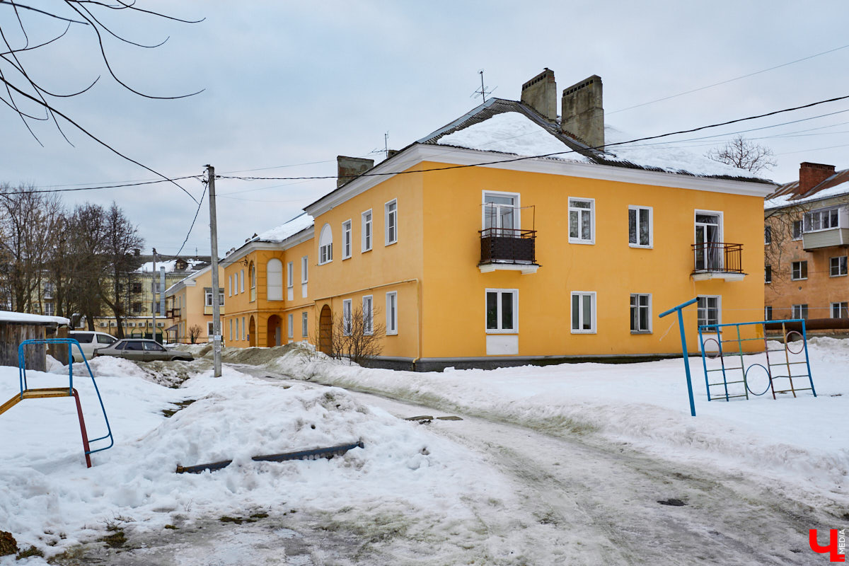 «А вот этот дом, если не ошибаюсь, строили пленные немцы в военное время!» — говорят жительницы Северной, показывая на краснокирпичные здания оригинальной архитектуры, расположенные на пересечении этой улицы и Усти-на-Лабе. Но, увы, они не правы. Дома № 29 и 32, согласно документам, построены в 1934-1935 годах. А немецкие военнопленные находились в нашем городе с 1943-й по 1950 год. Так что же они на самом деле построили? Давайте разбираться!