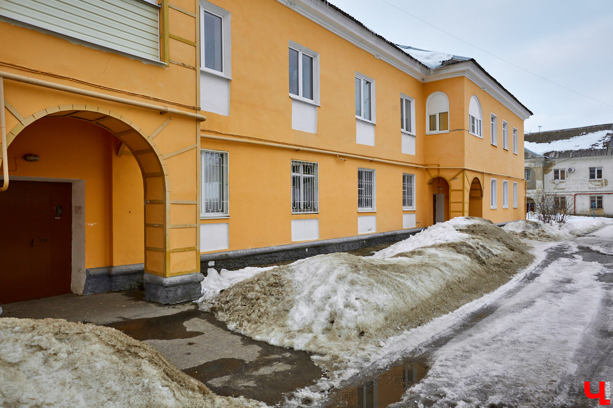 «А вот этот дом, если не ошибаюсь, строили пленные немцы в военное время!» — говорят жительницы Северной, показывая на краснокирпичные здания оригинальной архитектуры, расположенные на пересечении этой улицы и Усти-на-Лабе. Но, увы, они не правы. Дома № 29 и 32, согласно документам, построены в 1934-1935 годах. А немецкие военнопленные находились в нашем городе с 1943-й по 1950 год. Так что же они на самом деле построили? Давайте разбираться!