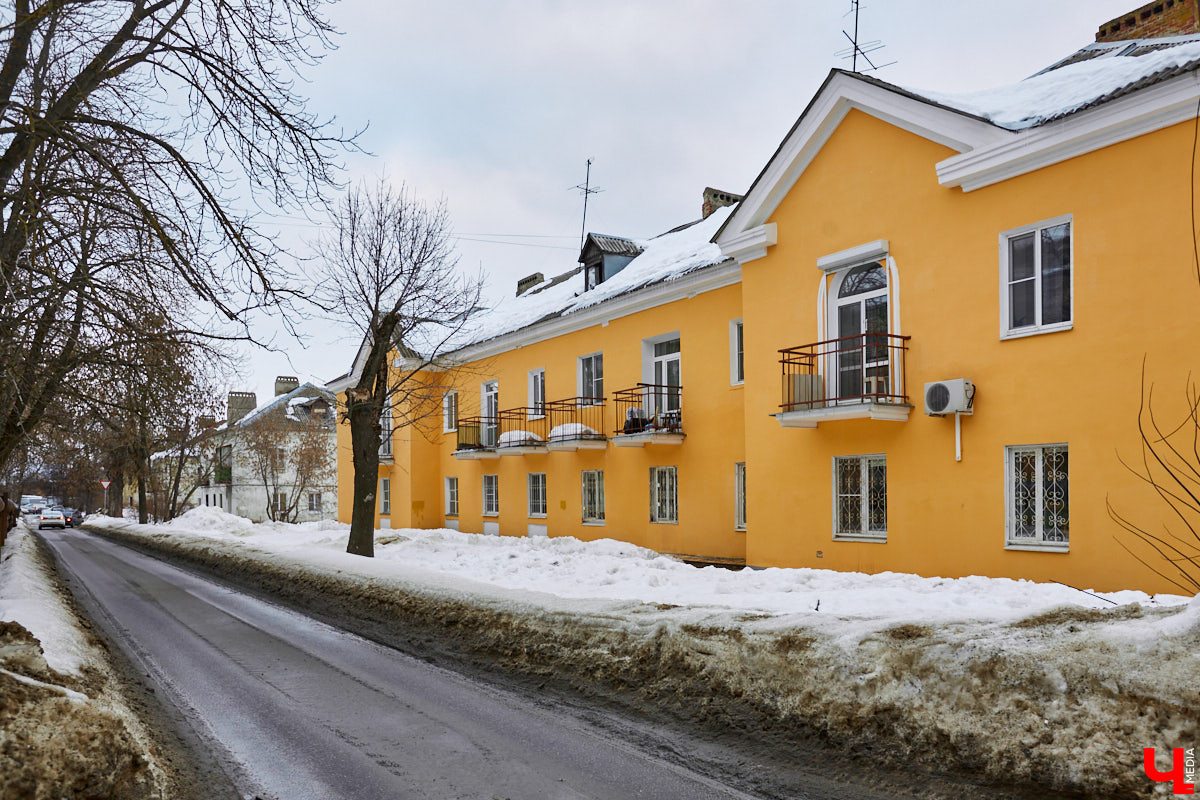 «А вот этот дом, если не ошибаюсь, строили пленные немцы в военное время!» — говорят жительницы Северной, показывая на краснокирпичные здания оригинальной архитектуры, расположенные на пересечении этой улицы и Усти-на-Лабе. Но, увы, они не правы. Дома № 29 и 32, согласно документам, построены в 1934-1935 годах. А немецкие военнопленные находились в нашем городе с 1943-й по 1950 год. Так что же они на самом деле построили? Давайте разбираться!