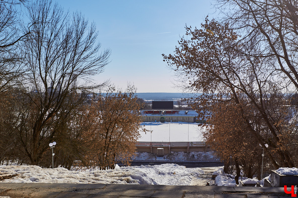 «А вот этот дом, если не ошибаюсь, строили пленные немцы в военное время!» — говорят жительницы Северной, показывая на краснокирпичные здания оригинальной архитектуры, расположенные на пересечении этой улицы и Усти-на-Лабе. Но, увы, они не правы. Дома № 29 и 32, согласно документам, построены в 1934-1935 годах. А немецкие военнопленные находились в нашем городе с 1943-й по 1950 год. Так что же они на самом деле построили? Давайте разбираться!