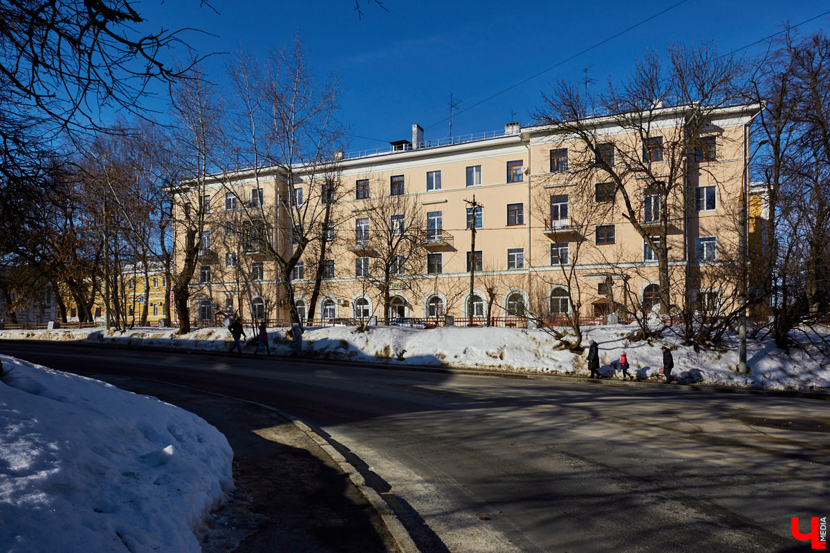 «А вот этот дом, если не ошибаюсь, строили пленные немцы в военное время!» — говорят жительницы Северной, показывая на краснокирпичные здания оригинальной архитектуры, расположенные на пересечении этой улицы и Усти-на-Лабе. Но, увы, они не правы. Дома № 29 и 32, согласно документам, построены в 1934-1935 годах. А немецкие военнопленные находились в нашем городе с 1943-й по 1950 год. Так что же они на самом деле построили? Давайте разбираться!