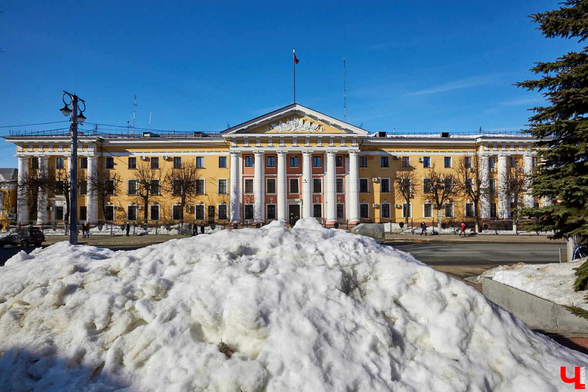 «А вот этот дом, если не ошибаюсь, строили пленные немцы в военное время!» — говорят жительницы Северной, показывая на краснокирпичные здания оригинальной архитектуры, расположенные на пересечении этой улицы и Усти-на-Лабе. Но, увы, они не правы. Дома № 29 и 32, согласно документам, построены в 1934-1935 годах. А немецкие военнопленные находились в нашем городе с 1943-й по 1950 год. Так что же они на самом деле построили? Давайте разбираться!