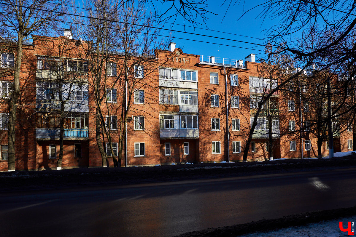 «А вот этот дом, если не ошибаюсь, строили пленные немцы в военное время!» — говорят жительницы Северной, показывая на краснокирпичные здания оригинальной архитектуры, расположенные на пересечении этой улицы и Усти-на-Лабе. Но, увы, они не правы. Дома № 29 и 32, согласно документам, построены в 1934-1935 годах. А немецкие военнопленные находились в нашем городе с 1943-й по 1950 год. Так что же они на самом деле построили? Давайте разбираться!