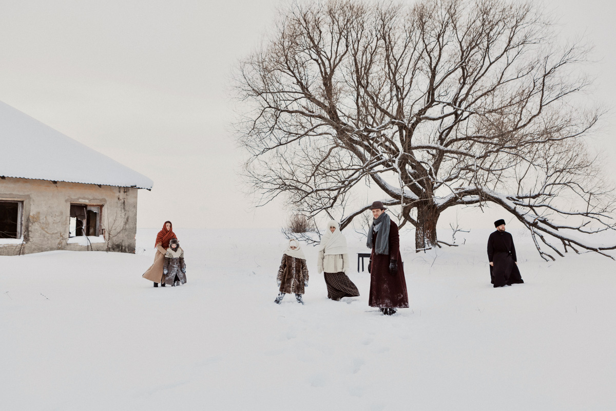 Особенность спектаклей site-specific в том, что проводить их можно, где угодно. Представление ТТ «Завод» может совершаться на открытом пространстве, без удобно расположившихся в креслах зрителей. Вместо них — фотограф Алена Ручан, обладающая способностью передавать психологию персонажей снимками.